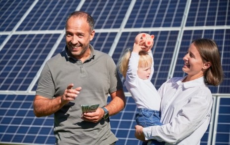 Familie met zonnepanelen installatie