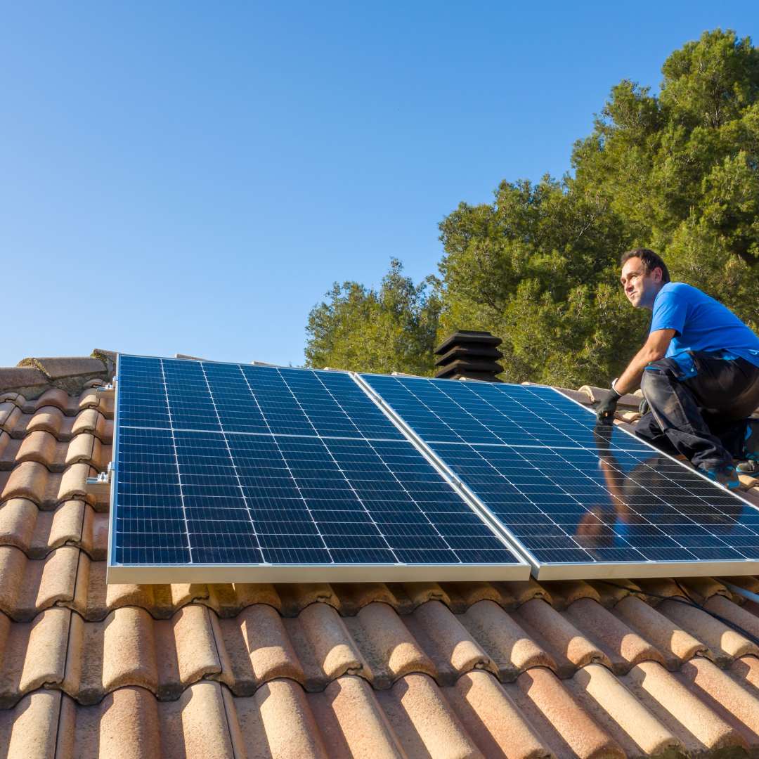Zonnepanelen installatie op dak in Zuid-Holland